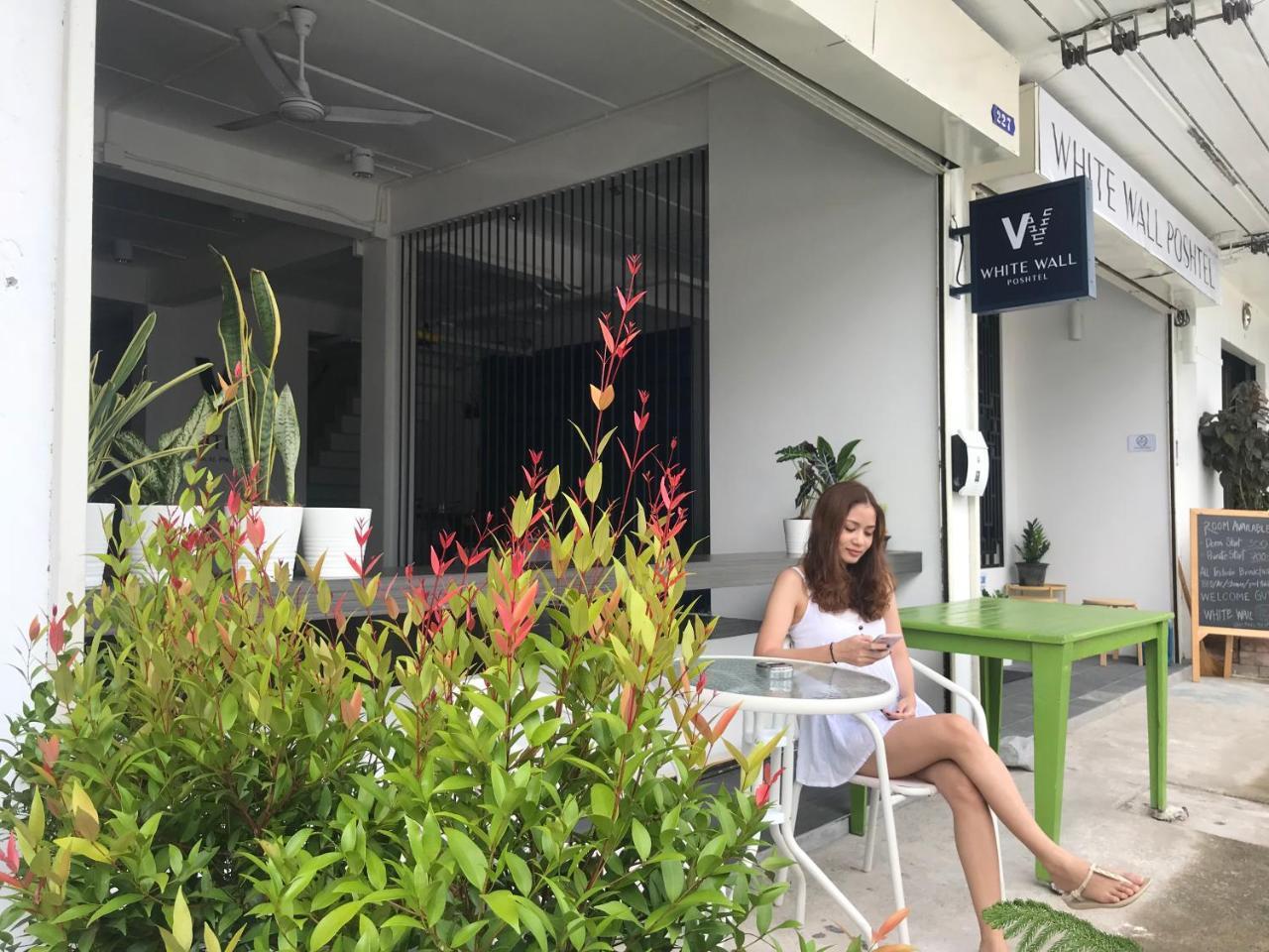 White Wall Poshtel Phuket Bagian luar foto