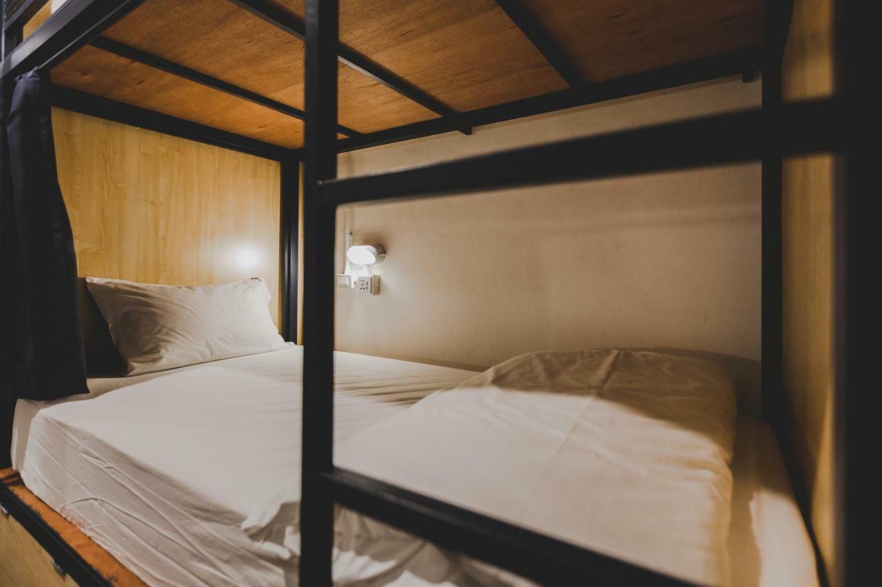 White Wall Poshtel Phuket Bagian luar foto